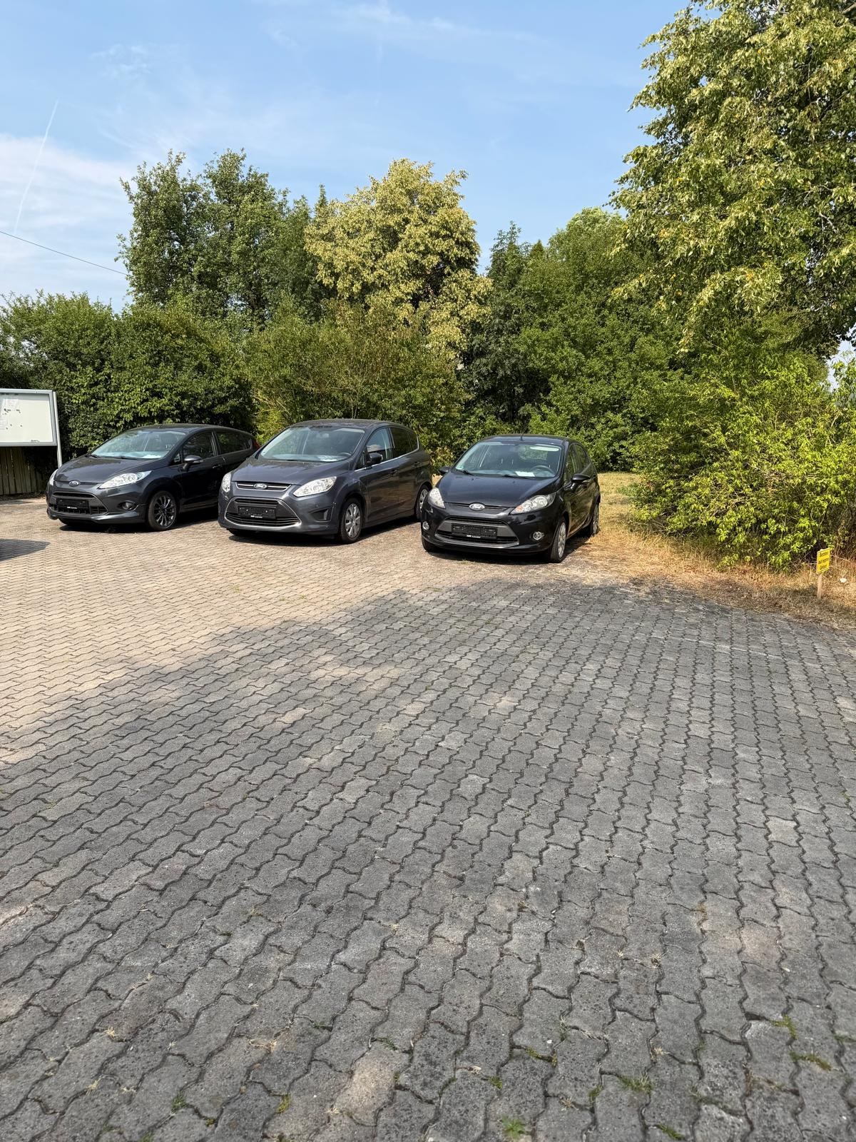 Fahrzeuge auf dem Platz - ADR Automobile